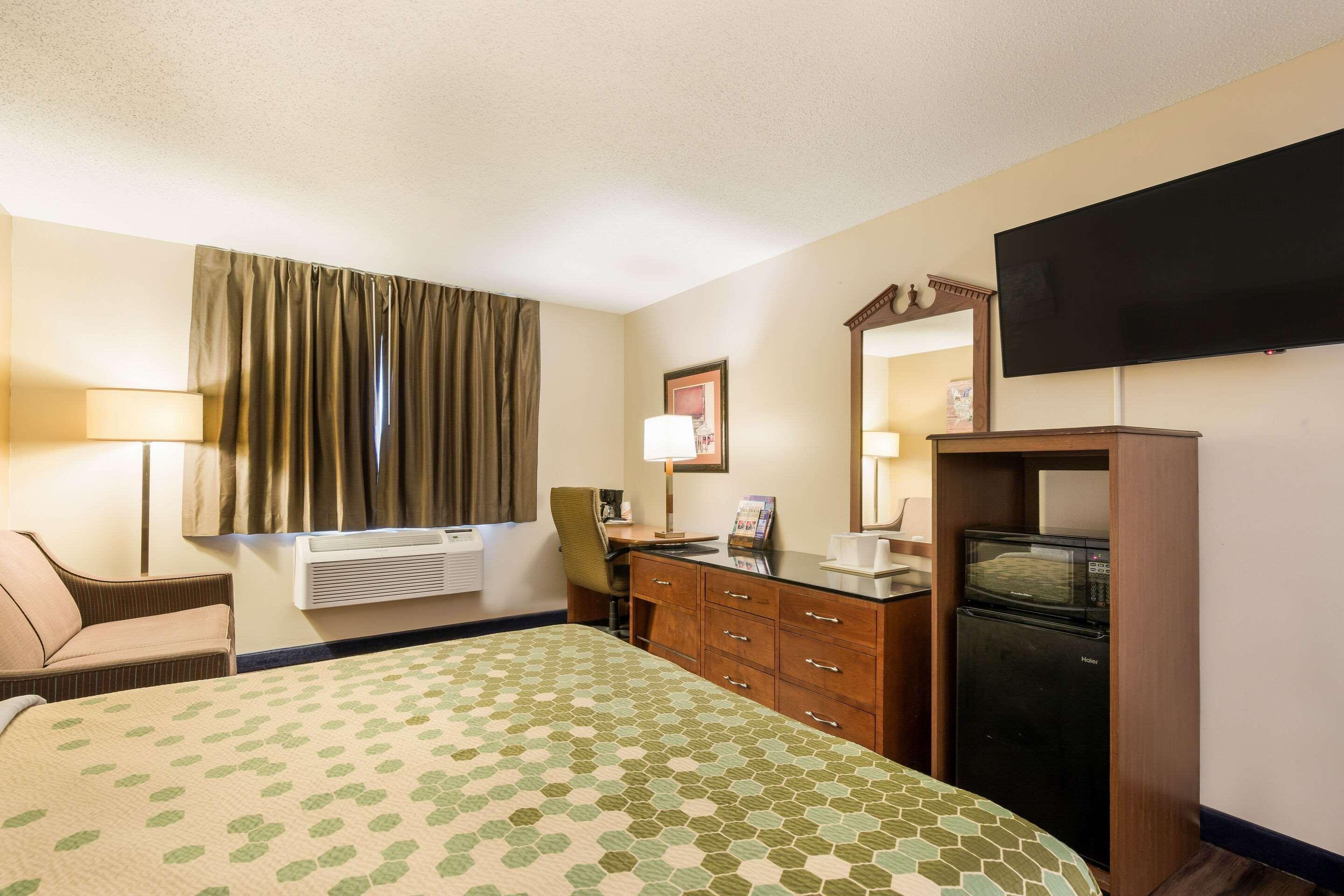 Econo Lodge *