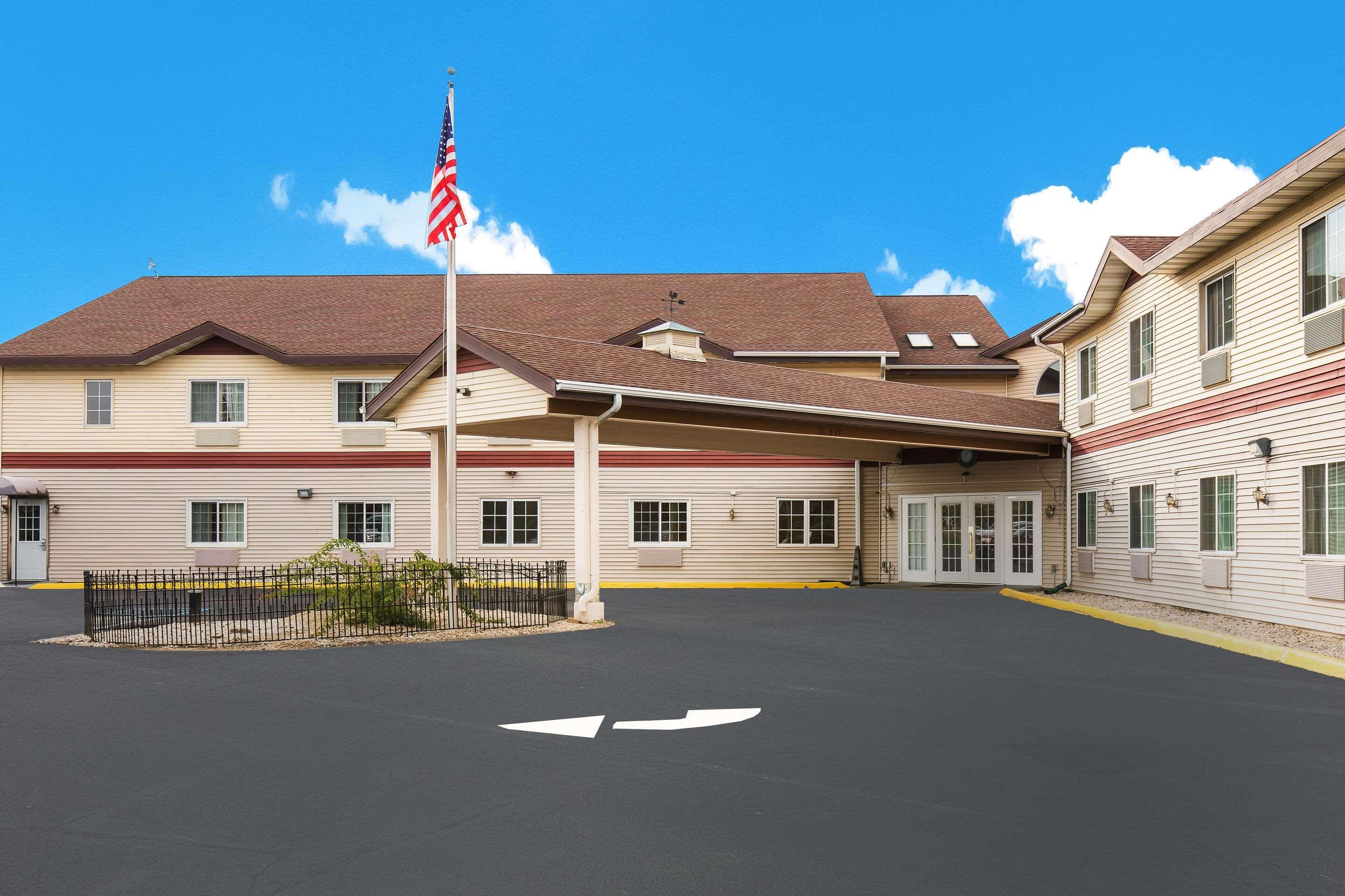 Lodge Econo Lake Mills