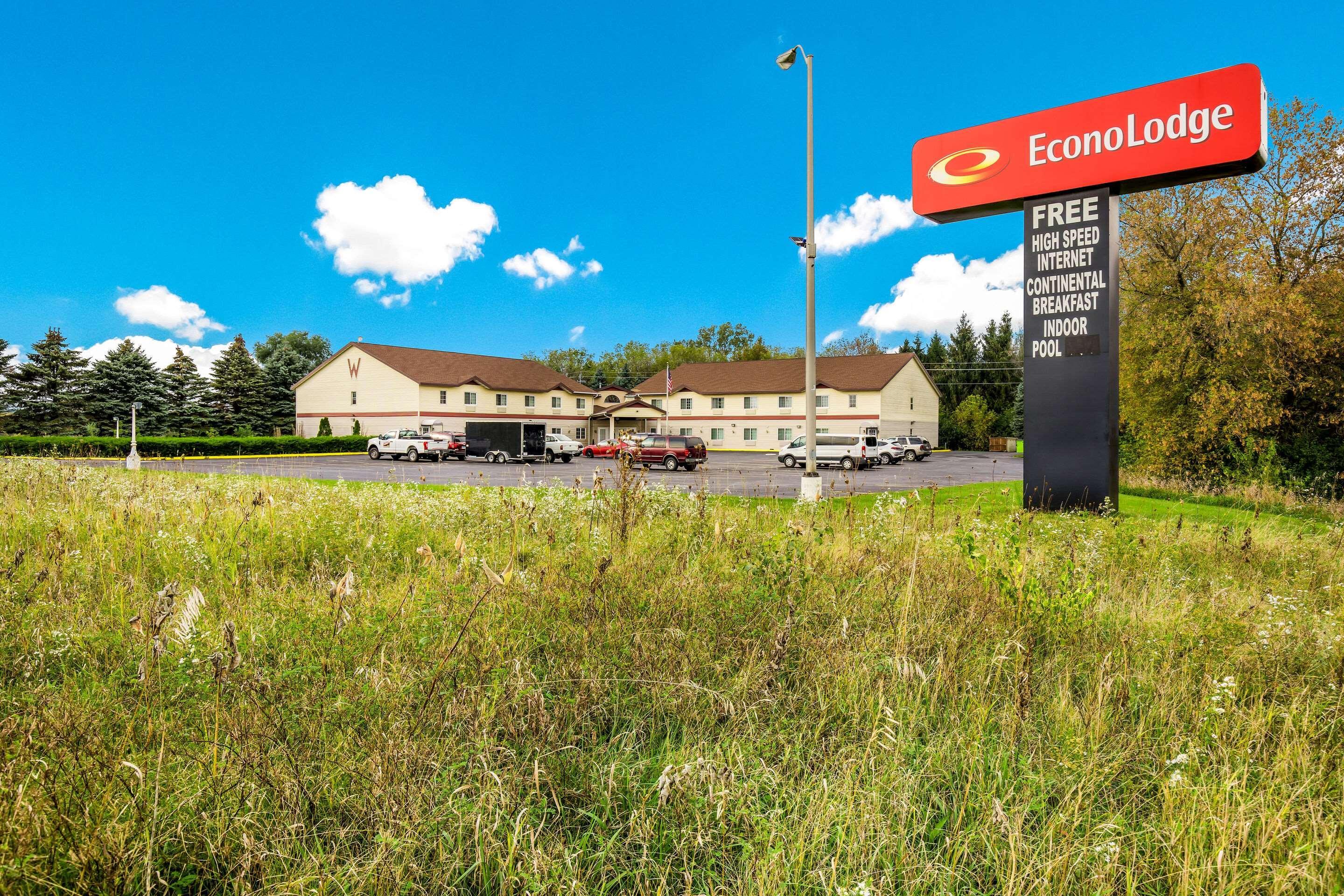 Econo * Lake Mills