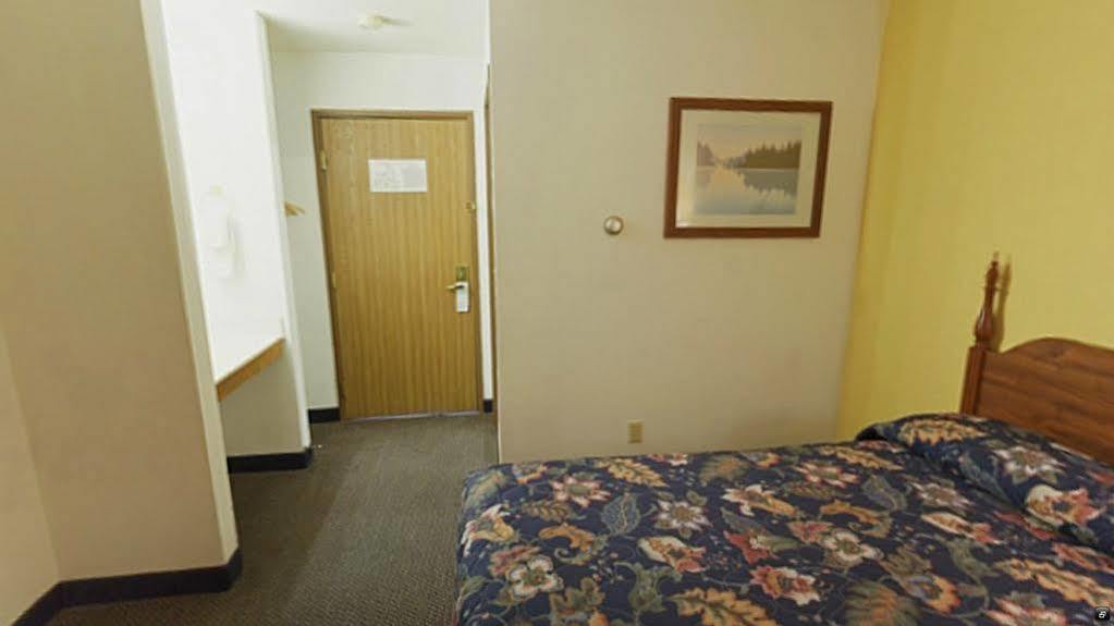 Econo Lodge *