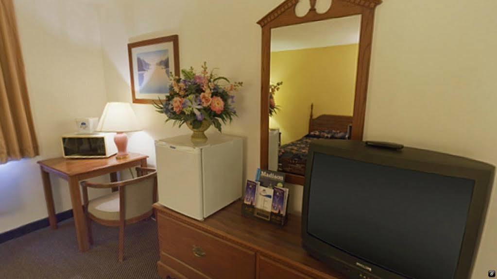 Lodge Econo Lake Mills